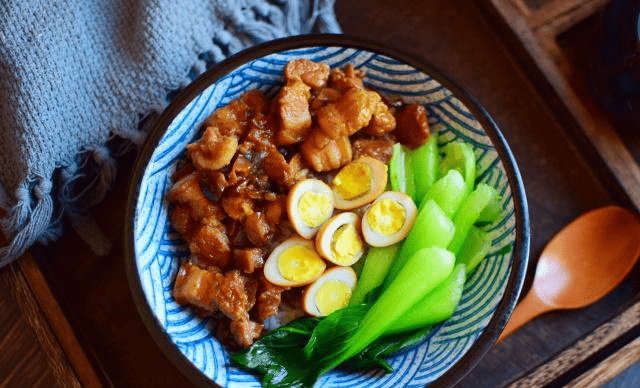 
自制台式卤肉饭 家常做法超简朴 1分钟学会 吃起来相当过瘾！“火狐电竞”(图4)