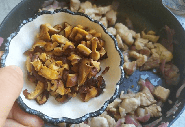 
自制台式卤肉饭 家常做法超简朴 1分钟学会 吃起来相当过瘾！“火狐电竞”(图10)