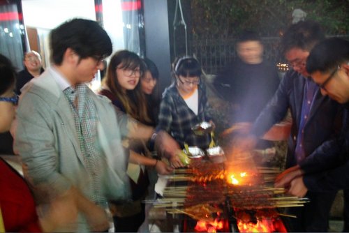 开价1万镑,还到1000镑!桑切斯背着女友屡次乱搞女先生|火狐电竞(图3) 火狐电竞官网