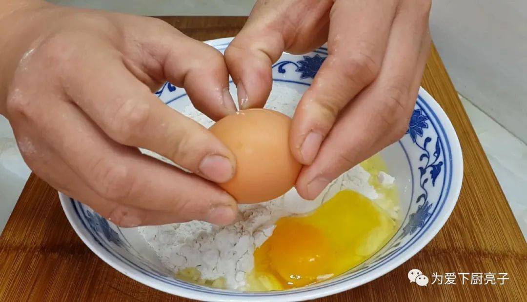 ‘火狐电竞’
家常小油饼的做法 锅里炸一炸 焦脆好吃不油腻 吃过就忘不掉(图4)