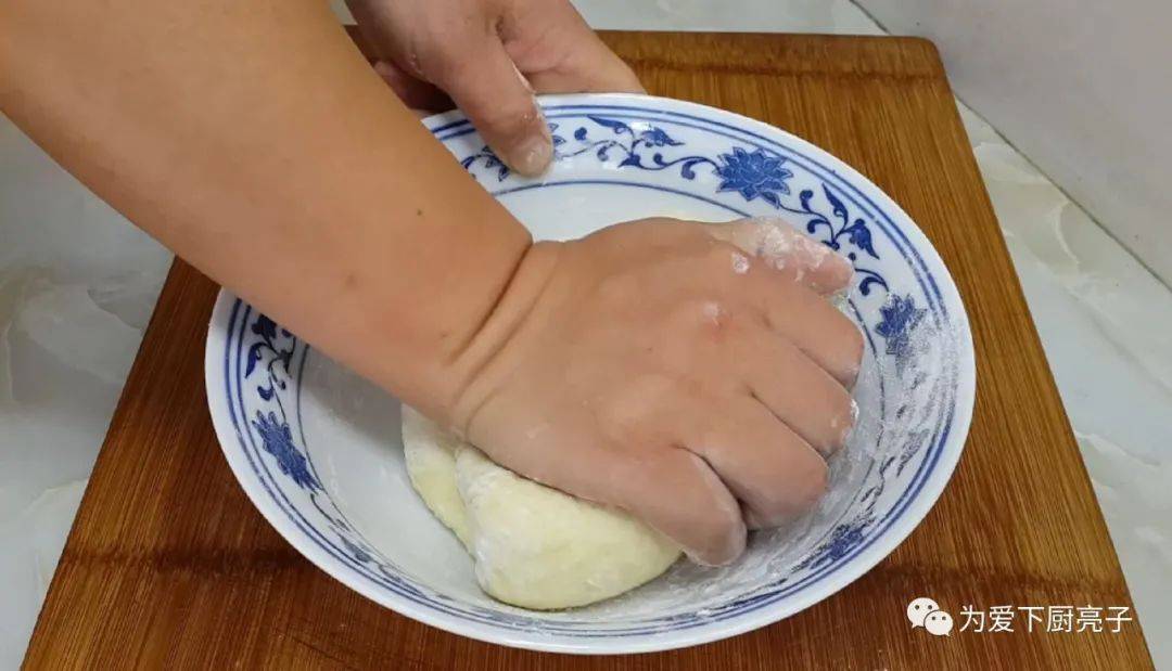 ‘火狐电竞’
家常小油饼的做法 锅里炸一炸 焦脆好吃不油腻 吃过就忘不掉(图6)