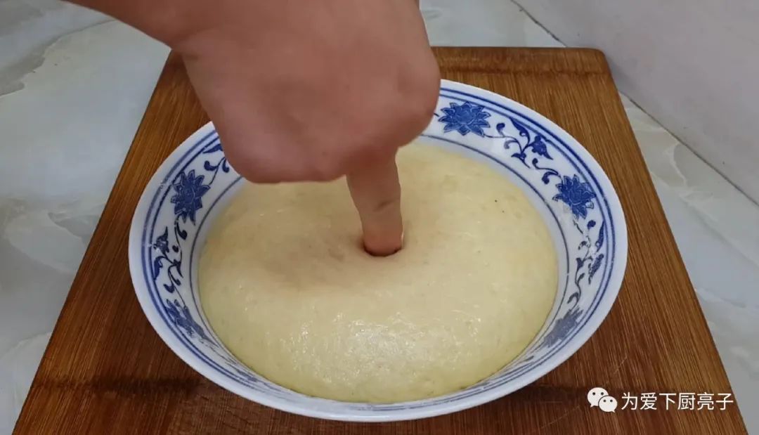 ‘火狐电竞’
家常小油饼的做法 锅里炸一炸 焦脆好吃不油腻 吃过就忘不掉(图9)