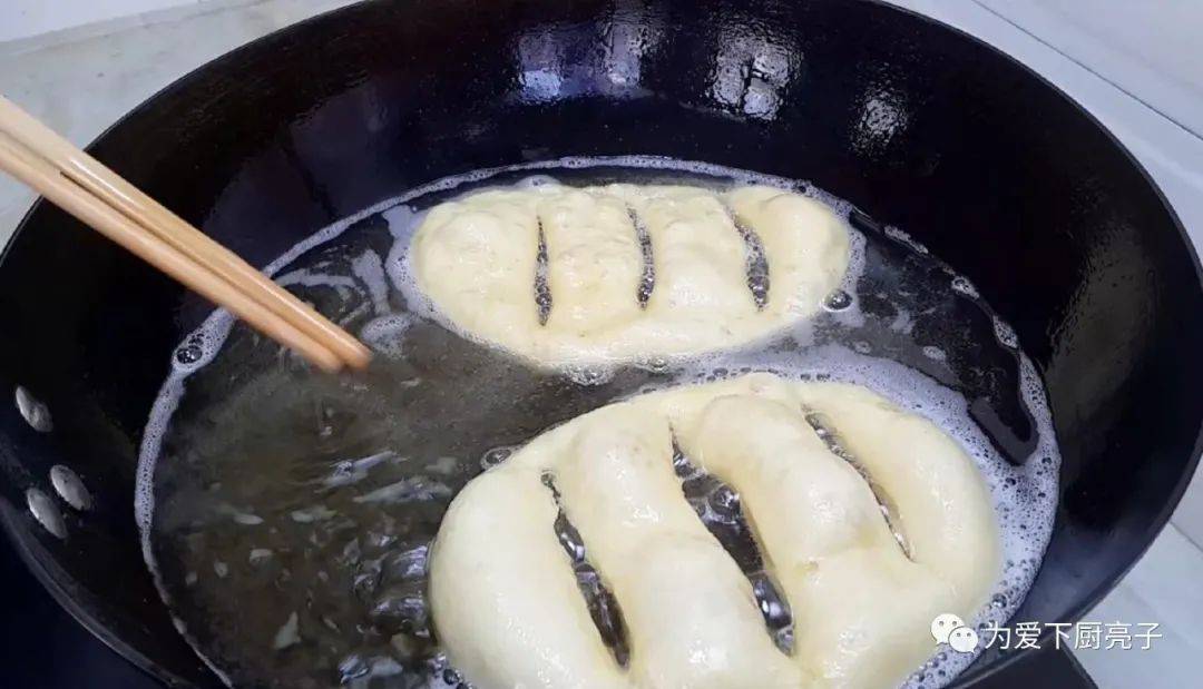 ‘火狐电竞’
家常小油饼的做法 锅里炸一炸 焦脆好吃不油腻 吃过就忘不掉(图16)