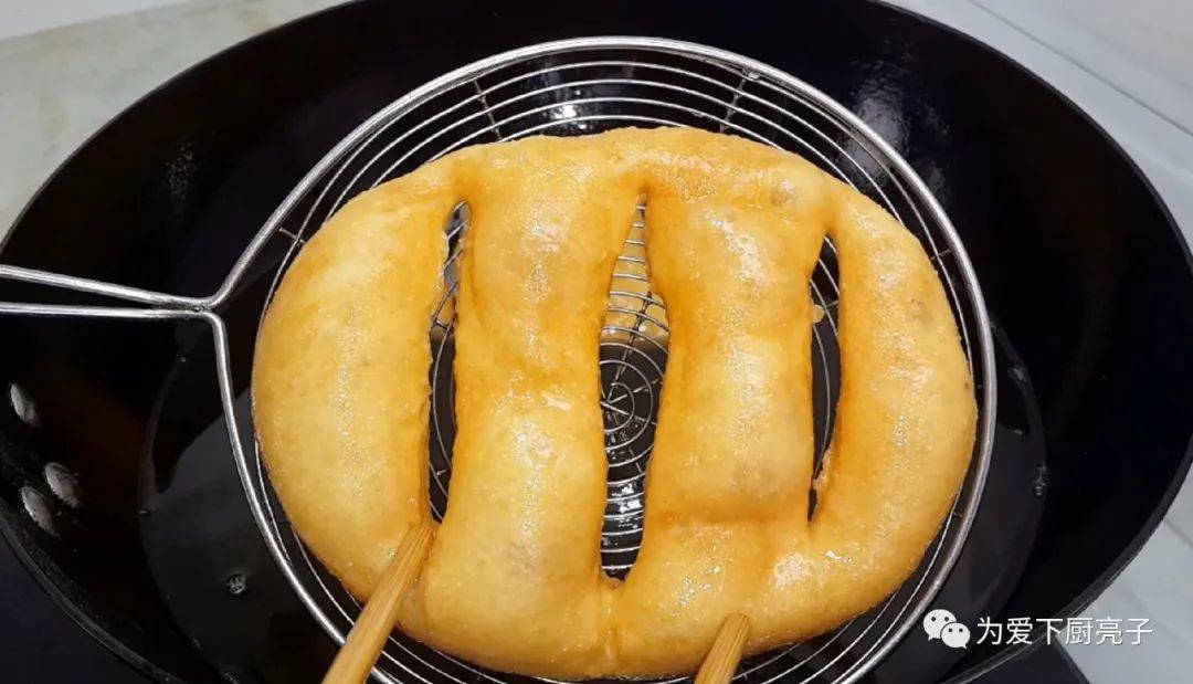 ‘火狐电竞’
家常小油饼的做法 锅里炸一炸 焦脆好吃不油腻 吃过就忘不掉(图18)