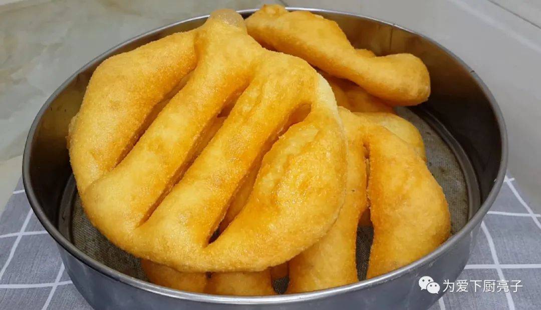 ‘火狐电竞’
家常小油饼的做法 锅里炸一炸 焦脆好吃不油腻 吃过就忘不掉(图19)